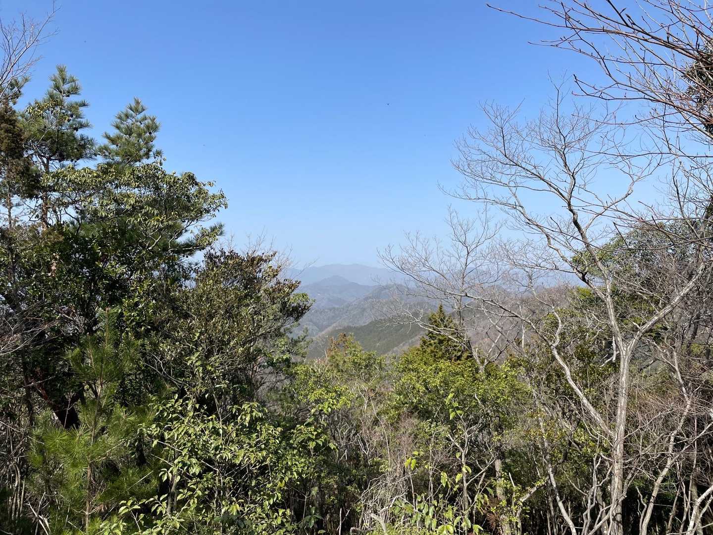 小天井からの北側の眺望です。
遠くに千ヶ峰が見えます。