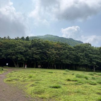 お地蔵さんの原っぱで祖母山振り返り