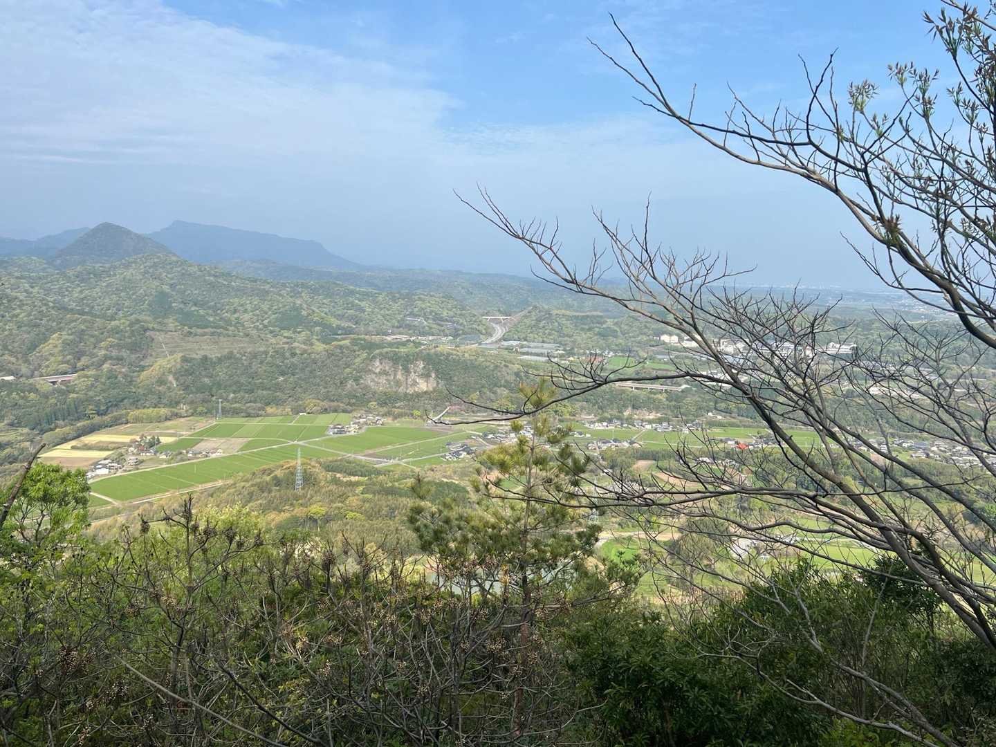 遠くに八面山。