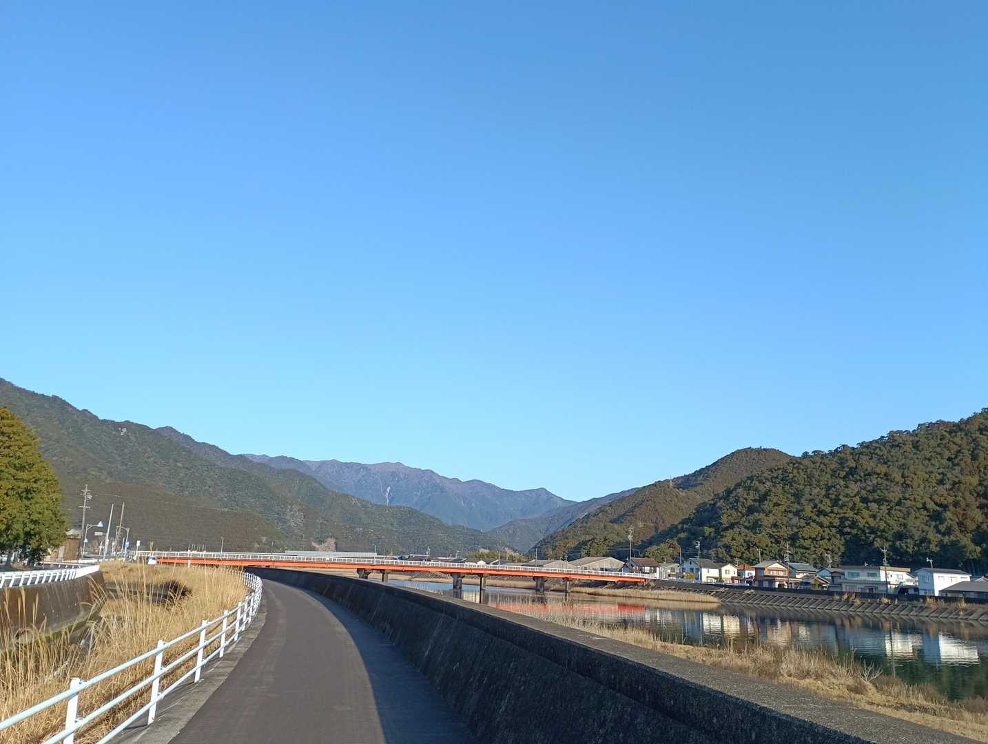 船津川沿いを歩いて登山口へ