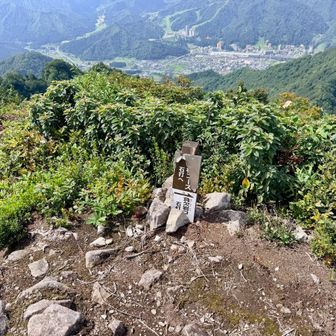 西ノ峰は尾根コースの合流ポイントでもあります。