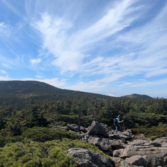 残す山は二座。
左、西吾妻（最高峰）、右西大巓
