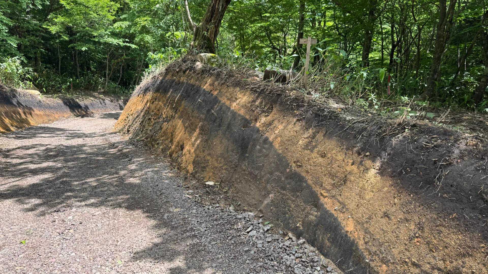 出雲峠のトイレ撤去の為に道を広げたみたいだけど、地層がむき出しで自然のアートそのもの🎨
