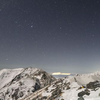農鳥岳から見た西農鳥岳への稜線と星空