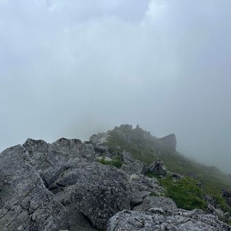 観音岳からの景色は白一色。