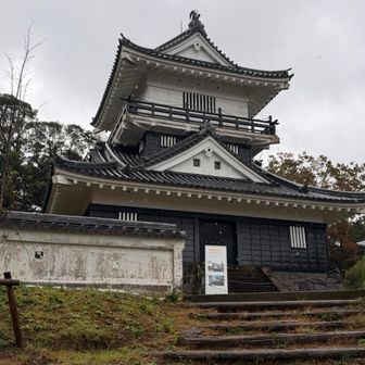 再建された天守閣。老朽化で館内には入れない。こういうの多いな。初めて久留里城に来たんだけどすこし残念かも。ホントこういうの多いな・