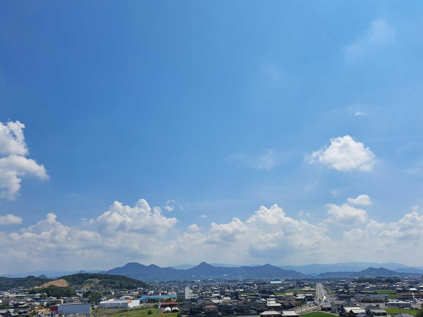 今日も直登ルートの飯山登山口からスタートです。登山口付近から南側、阿讃山脈の山々。