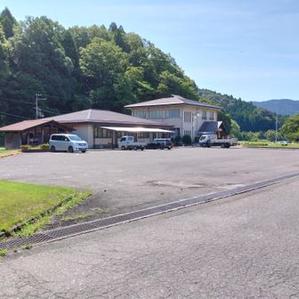 さすがの暑さで観光館前駐車場はまばら