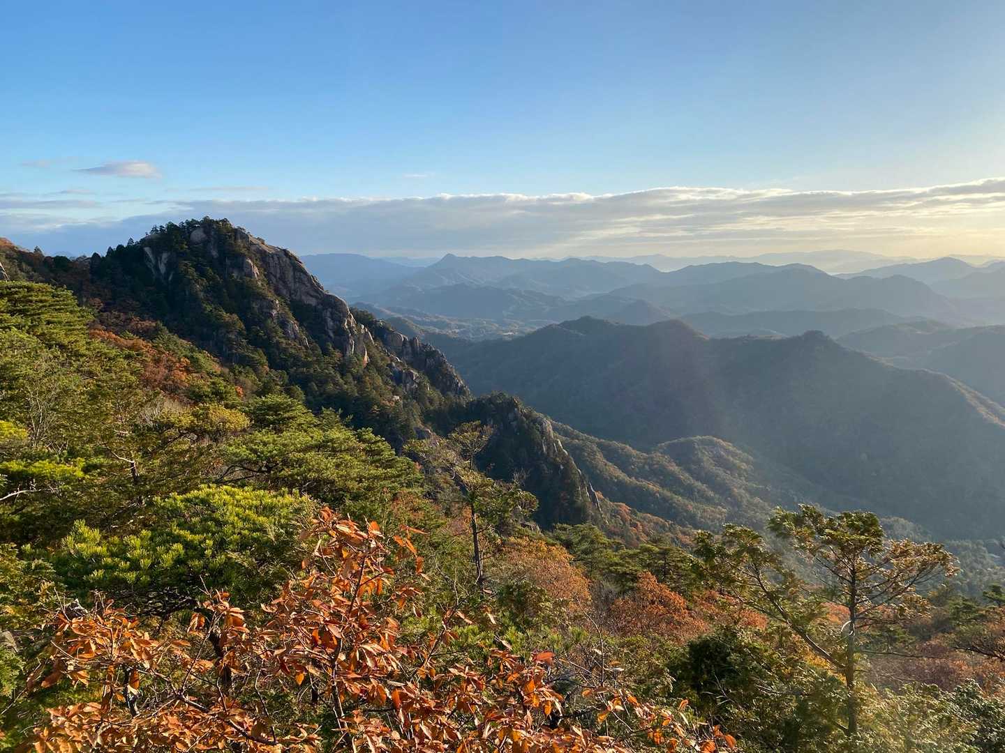 瓦小屋山への途中から三倉を振り返る。