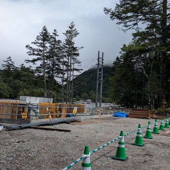 新村橋の付け替え工事してます。
山友さんから「帝国ホテル方面へも行ってみたい」との希望もあり、
この辺までで戻ります。