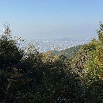 安見ヶ城山山頂からの展望。
城山が見えます。２度目の昼食休憩。