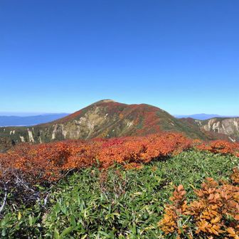 山頂から。羽後朝日岳。