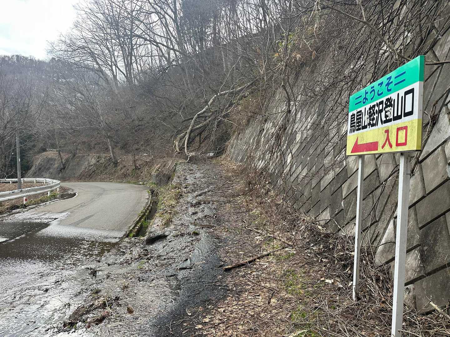 国道49号から曲がって直ぐ🅿️スペース少ない。