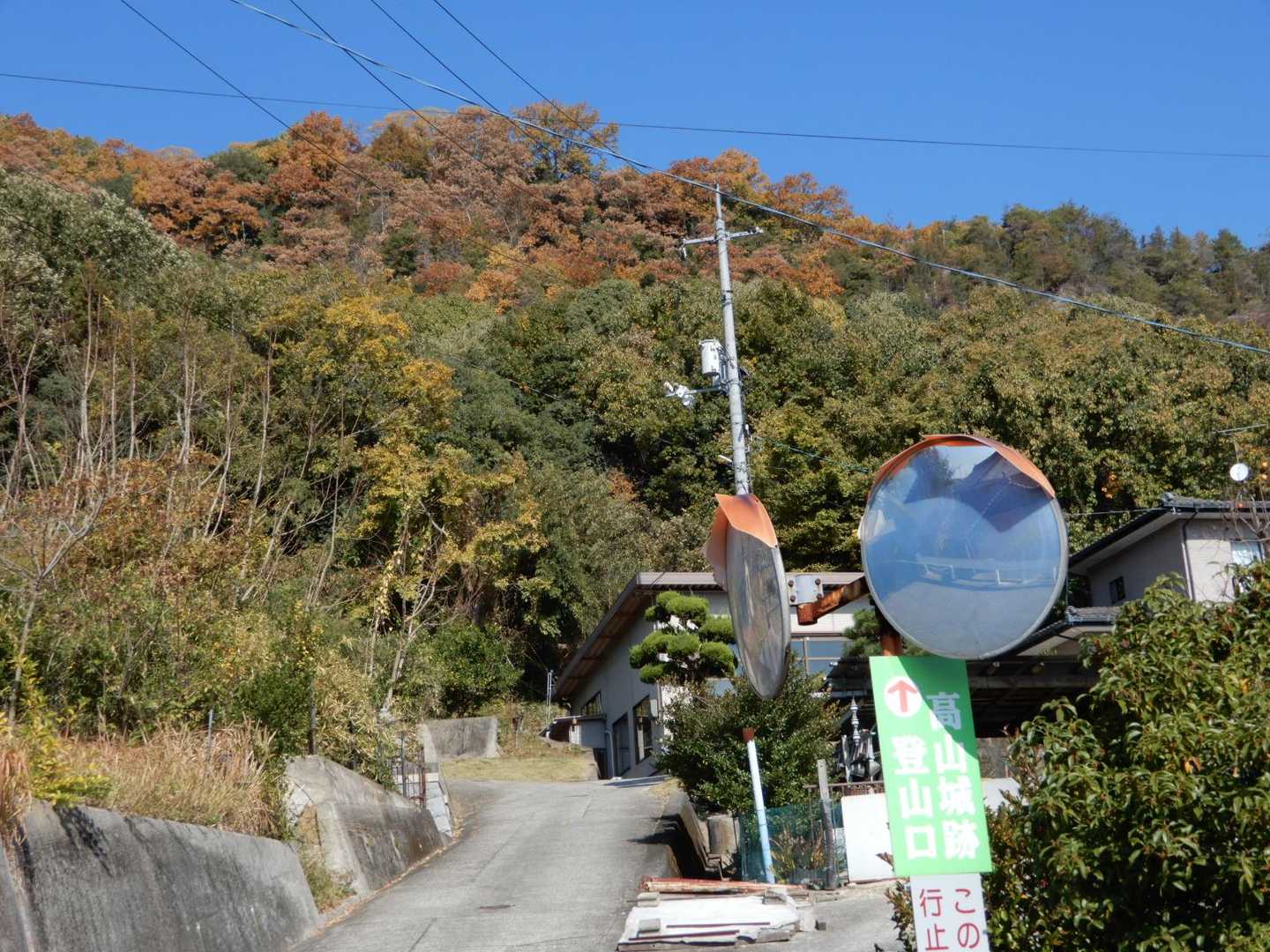 墓地の間を抜け登山口へ