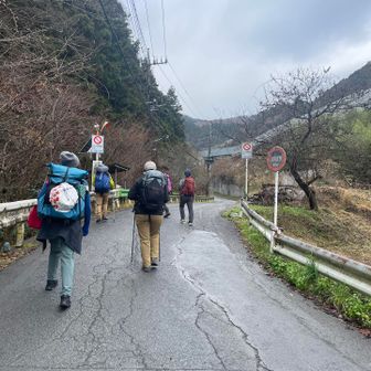 このたび、お声をかけてくださったのは
🌙師匠の一番弟子🤭
我らが三花さんです💛

🌙一族郎党⚔️小仏城山に向けていざ出陣です❣️

それにしても、みんなどーしたの？
そのおっきな荷物❗️
はい。それぞれ宴会用に色々背負ってきました🤭
さすが🌙の流れを汲む変態一派ですね！

