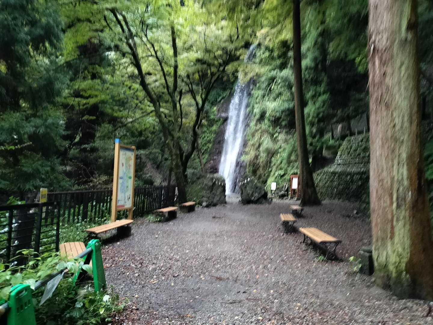 滝まで降りてきた。
誰にも会わなかった😰
マイナー過ぎて誰も来ない😅
