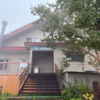 八方山荘に到着　まだオープンしておらず