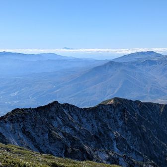 遥か向こうに鳥海山、手前は秋田駒ヶ岳。山頂にいらっしゃったハイカーさんに教えていただきました🙇