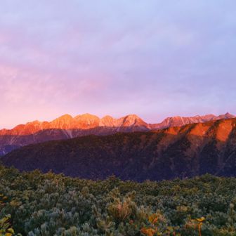 大滝山の影が映る