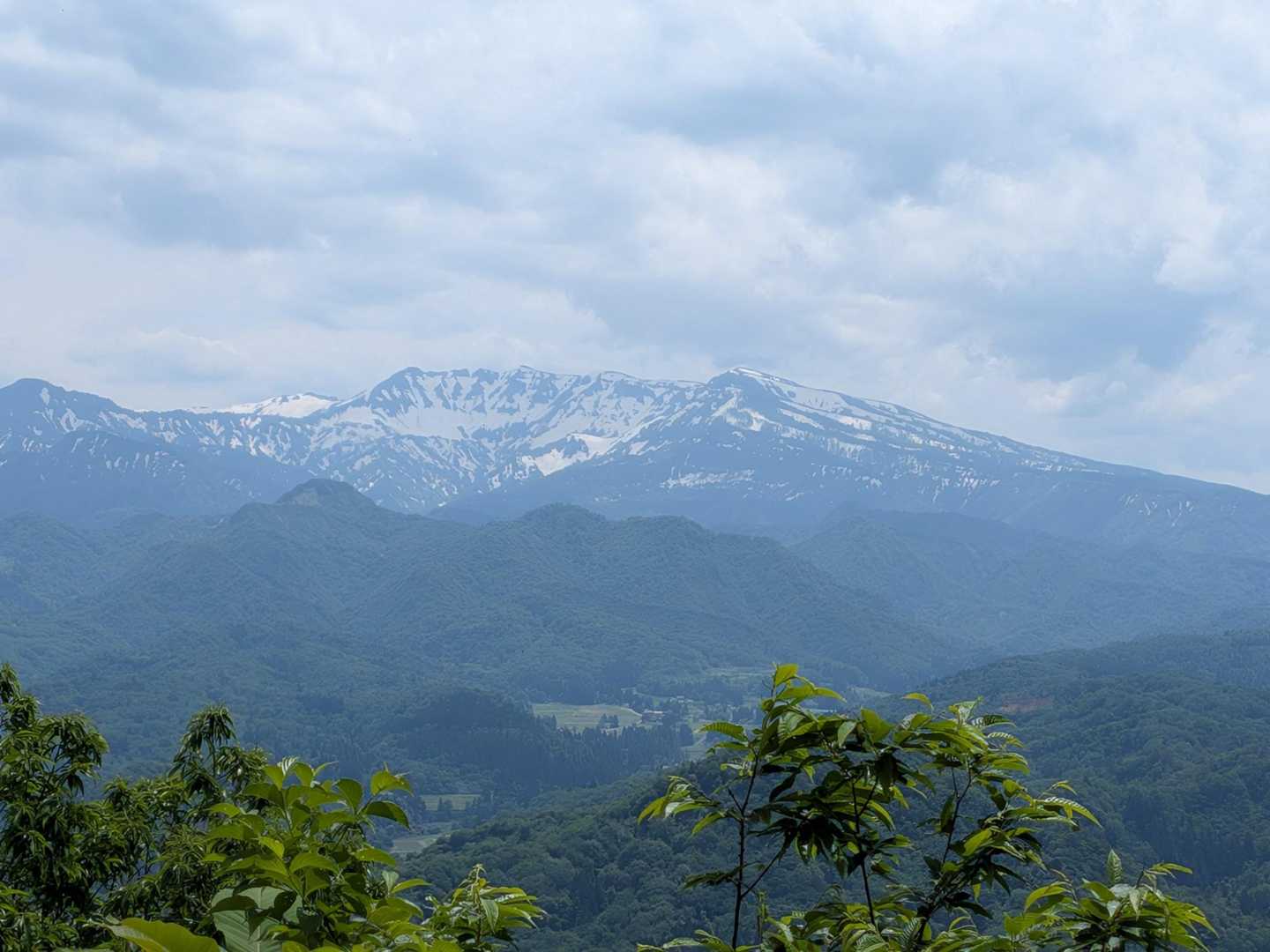 城址広場からの守門岳。雪はかなり少なくなったけれど、まだまだありますね。