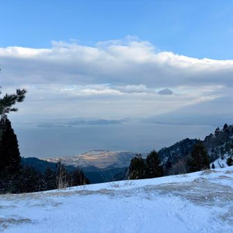 いつも通り雪が少ない北比良峠。誰かがテン泊準備してたけど⁉️凄い人もいるんだなぁ〜