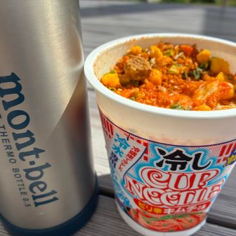 景色を眺めながら休憩タイム
冷しカップヌードルキムチ味に、身体の中からクールダウン😎
夏の低山必須アイテムと言ってもいいくらい、体力復活できました✨