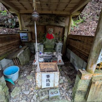 蛇形地蔵、バケツがあったり生活感溢れてる😅