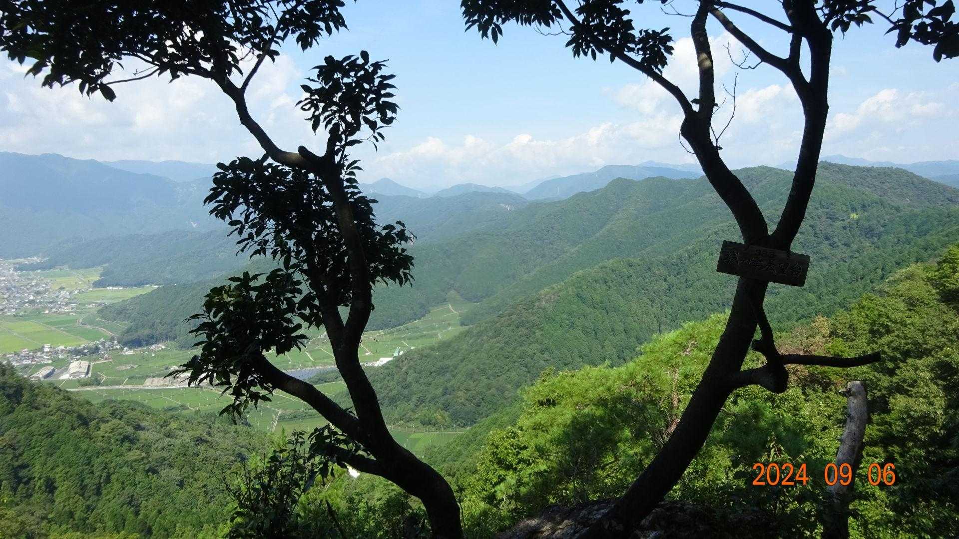 🌡気温24.2℃、湿度88%、不快指数74.4%  体感・暑くない

◎風：1～2m(爽やか風、、ご褒美ですね😉🎶)


と～うちゃこ☺✌
..城ケ峰333展望台からの眺望を📸パチリ⚡🌺

🌺📝
 城ケ峰333展望台  (333m)
https://www.yamareco.com/modules/yamainfo/ptinfo.php?ptid=55987