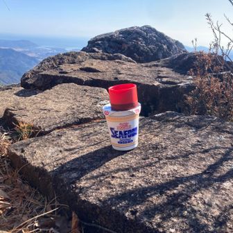 お腹がすいたので、すぐさまカップ麺にお湯を…。
食後に残り湯で作るつもりだったインスタントコーヒーは忘れてきていました😭