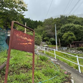 登山口は、民家の横を通って入っていきます。失礼します。。