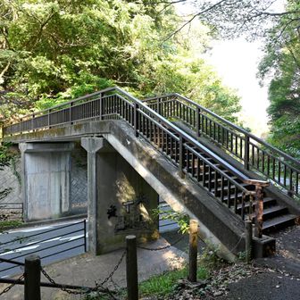 金比羅山を降りてきたら、こちらの陸橋を渡ってお隣の小山へ。