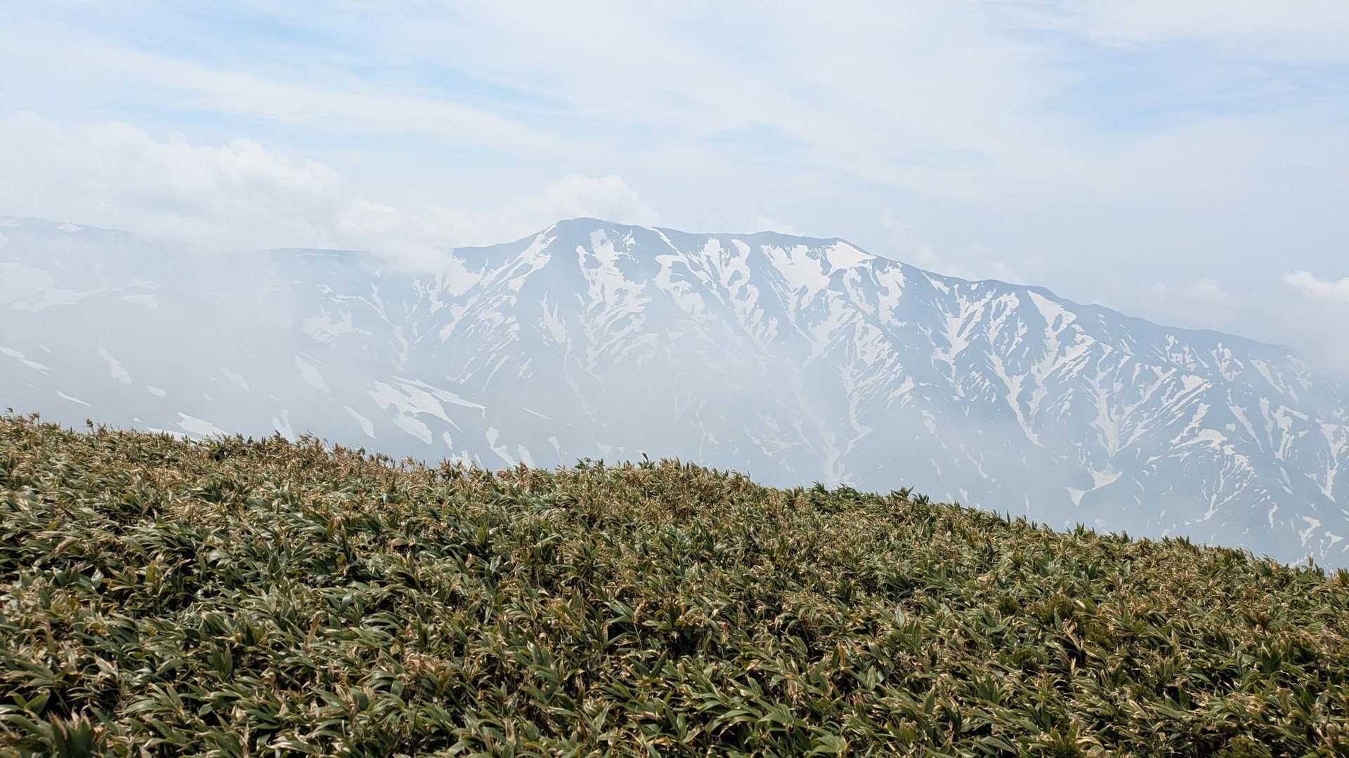 上から下までスッキリとその姿を見ることはできなかったけど、飯豊連峰の最高峰、大日岳の姿を見れただけで満足です😊