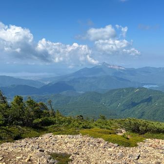 東吾妻山山頂よりもこちらの展望台の方が猪苗代湖や磐梯山がよく見えます