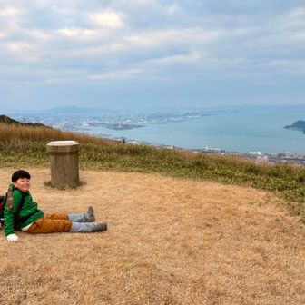 安定の景色だが、ここはいつも風が強くて寒い😨早く山頂に行きたいけど、いつもノンビリ山を楽しむRiku😅