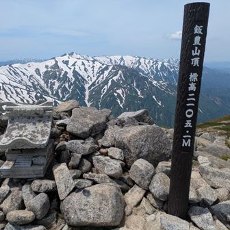 飯豊本山到着しました。後ろは飯豊連峰の主脈稜線です。