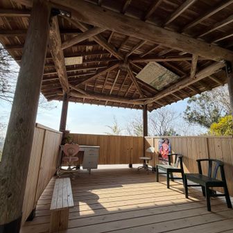 さらに進むと、もう一つの休憩所がありました。

わぁ❗️机まである～😳
ここで、勉強したらはかどるかも…🤭