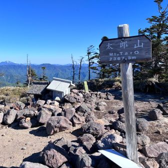 太郎山山頂。小太郎山頂とはまた違う景色を楽しめる。