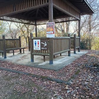 標識は東屋のベンチの下に落ちていた