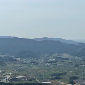 石巻集落の向こうに石巻山、神石山。