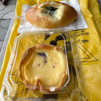 五郷社に戻ってランチをと思いましたが蚊がすごいので食べずに退散しました。パンのトラのお気に入りのベーコンとほうれん草のチーズフォンドゥとブルーベリーのチーズタルト。なぜか毎回同じものを買ってしまう。