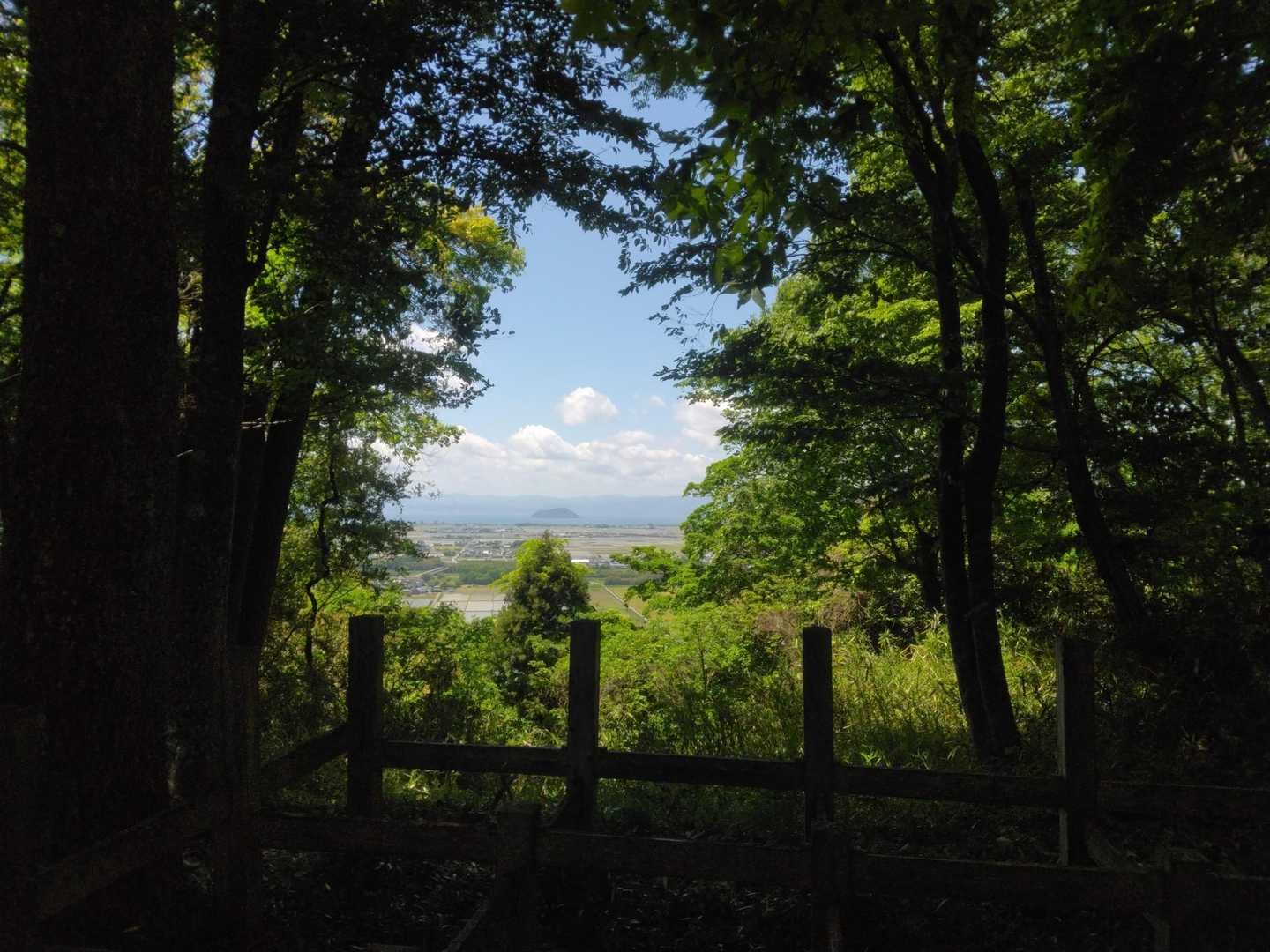 びわ湖方面。見えるは竹生島？
