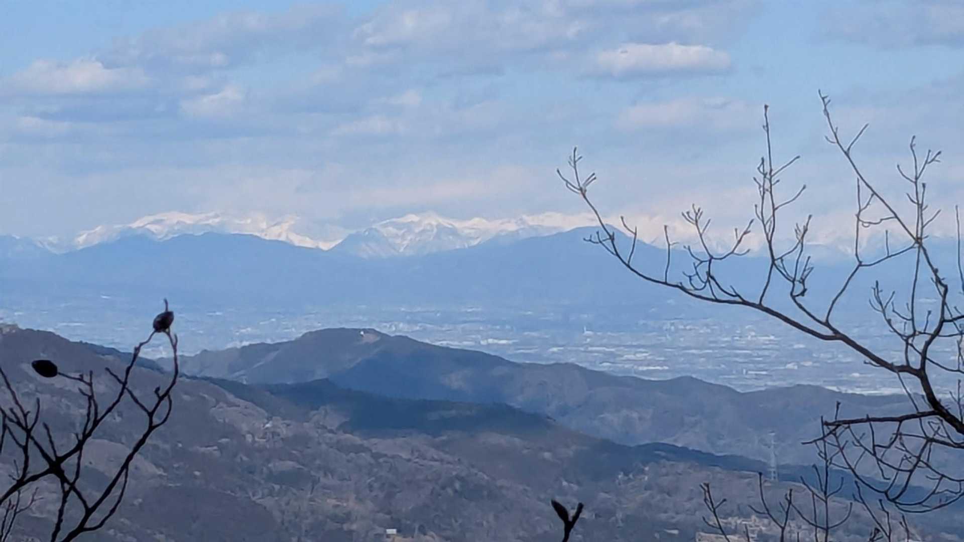 枝越し風景はカットして…
林が開けて眺望が！👀
冠雪した左 仙ノ倉山と中 万太郎山
その右 谷川岳はシャンプー中
雪の稜線を見られてウレシイ！🤩