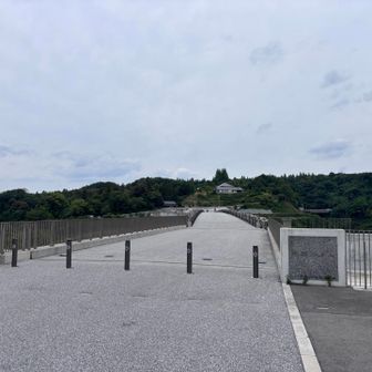 ダムの天端道路を歩きまーす
