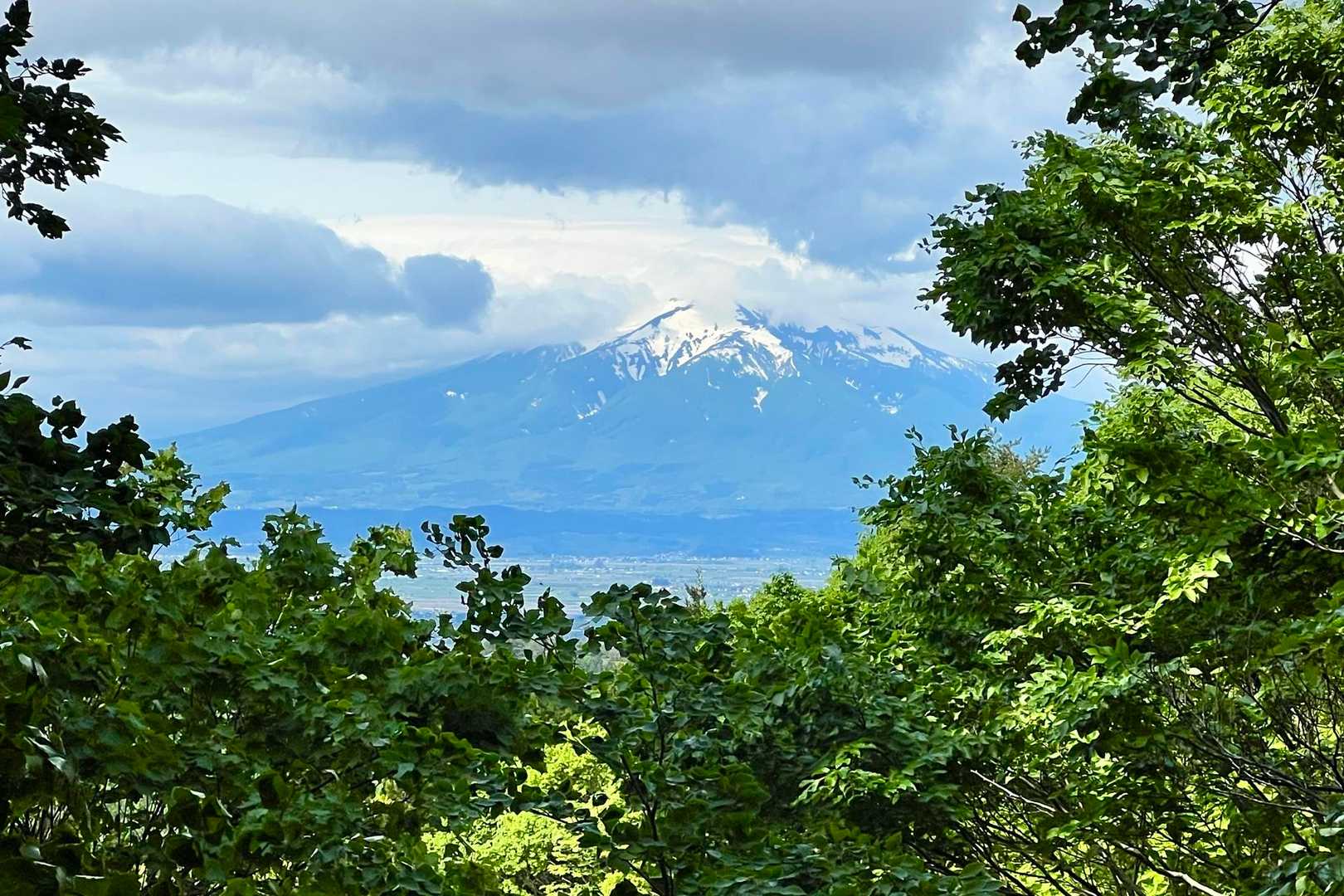 岩木山は雲に覆われ