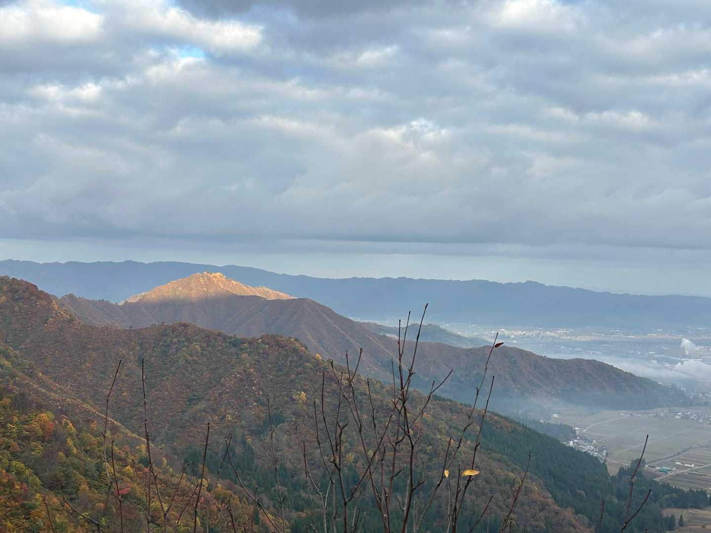 坂戸山の山頂が光ってる✨