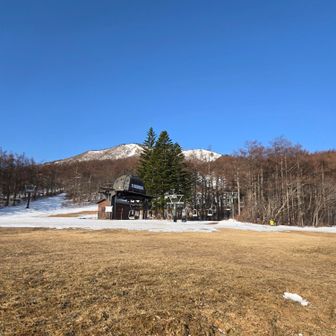 あだたら高原スキー場までのアクセスには全く雪なし
下の方のゲレンデにも雪がなくスキー場は閉まってました😅