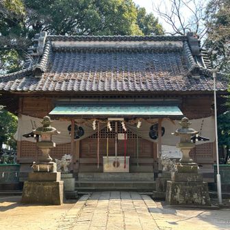 群馬県の赤城山が、洪水の際に土塊が川を流れてこの地に流れ着いたという伝説が由来とされ、山頂にはその丘が「赤城山」として鎮座しています🙏
