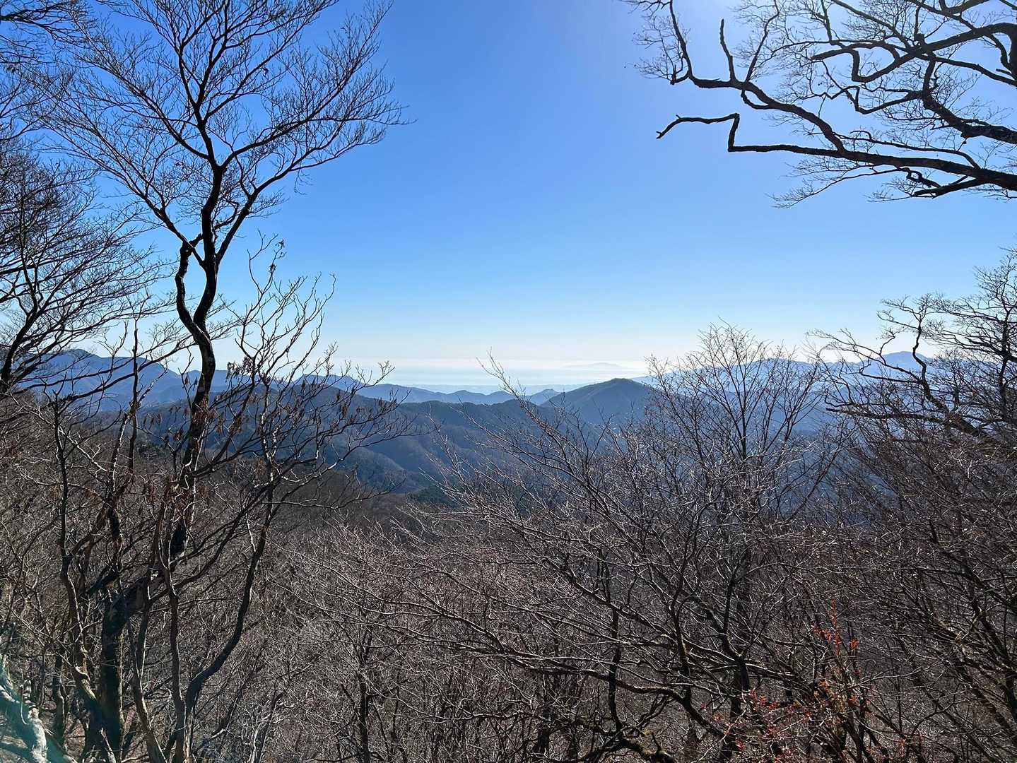 雲の奥に山が見えるんだよな〜どこだろう？