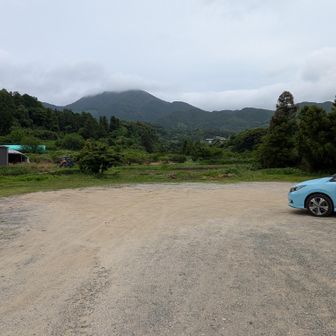 まむしの湯第二駐車場にはほかに車なし
浮嶽には雲がかかっている
