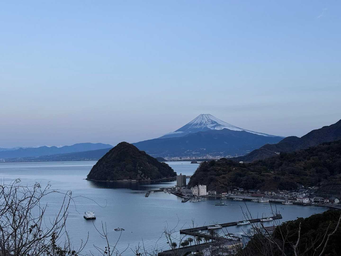 発端丈山 往復コース | 淡島越しの富士、駿河湾の青、風と伊豆の絶景の写真